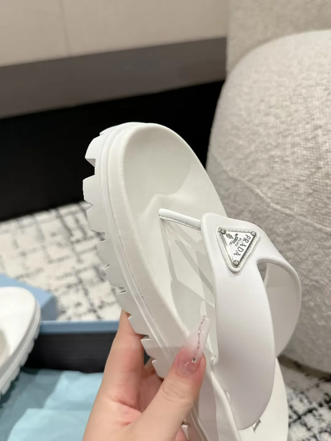 👟👟Ex-factory price 420👟👟 Men's size +10 Couple model Prada 24/ Hot summer hot thick-soled herringbone flip-flops Prada's herringbone flip-flops are a must-have and versatile style for the travel season! ✔️Code number: 39-45 for men, 35-40 for women (customized 40 for women, 45 for men)